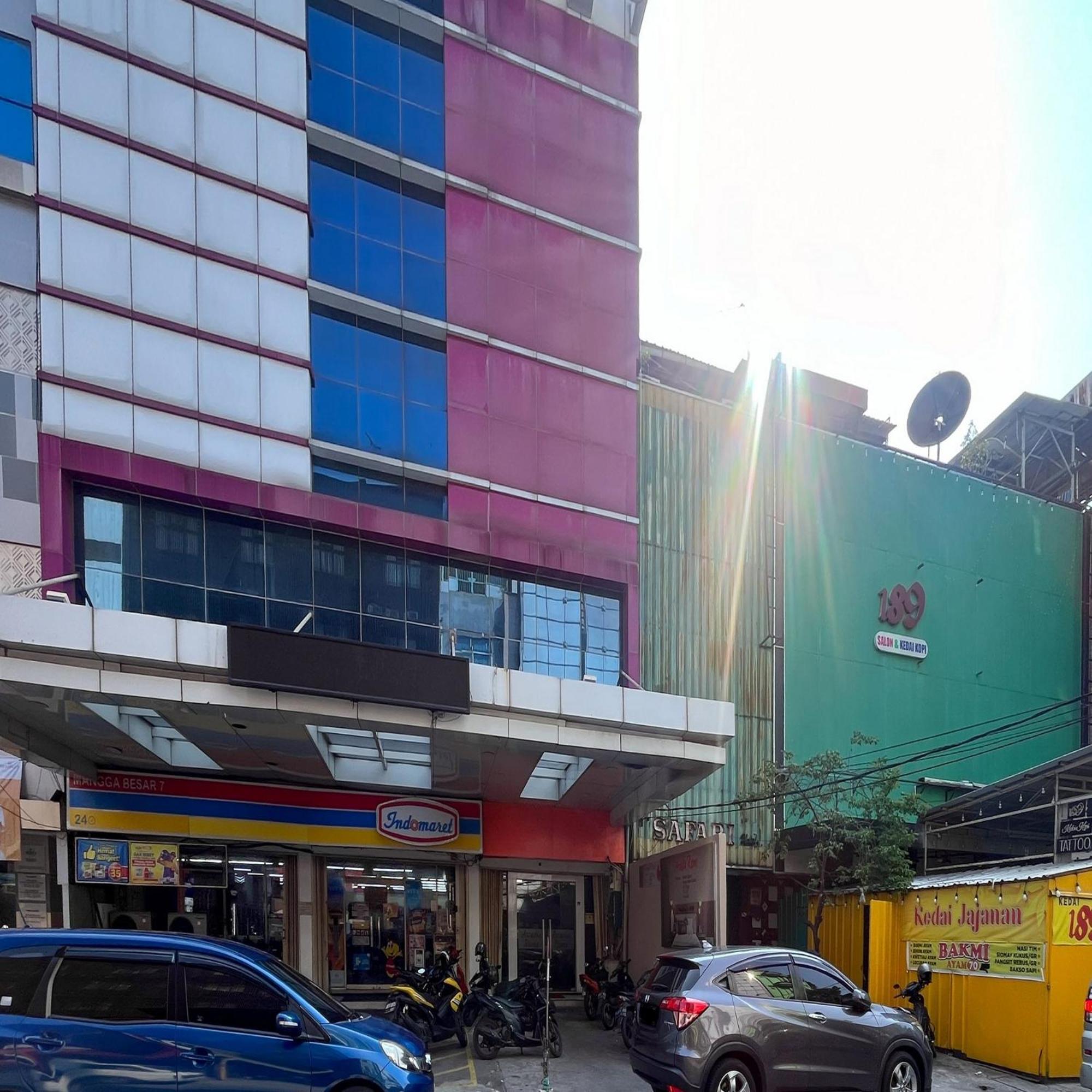 Arcadia Rooms Redpartner Джакарта Экстерьер фото